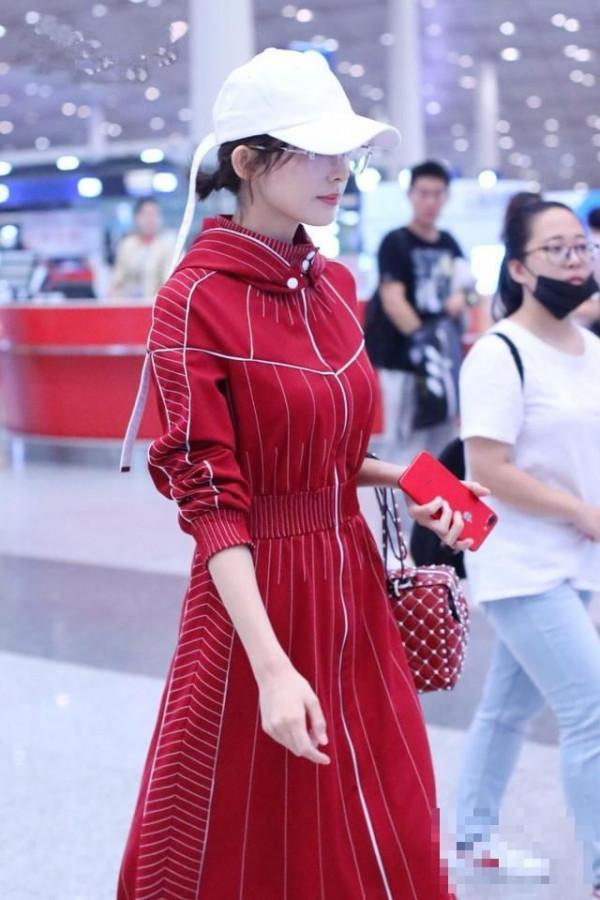 古力娜扎身穿红色连衣裙现身机场 日常秀手技走红网络