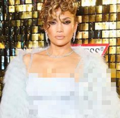>超模控告Guess创始人性骚扰 J Lo仍然决定为品牌站台