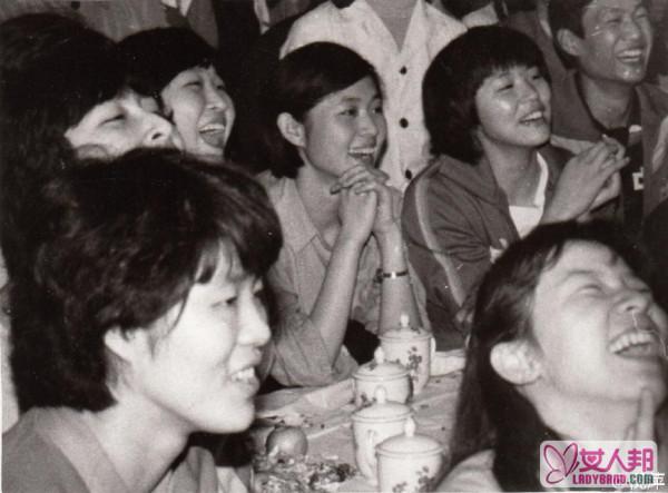 倪萍晒30年前珍贵照片 曾与女排一起训练