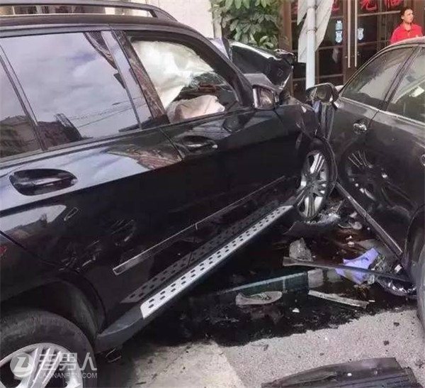 >东莞奔驰连撞4车 事故原因警方仍在调查