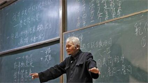 94岁教授站立讲课两个小时 潘鼎坤退休后坚守讲台