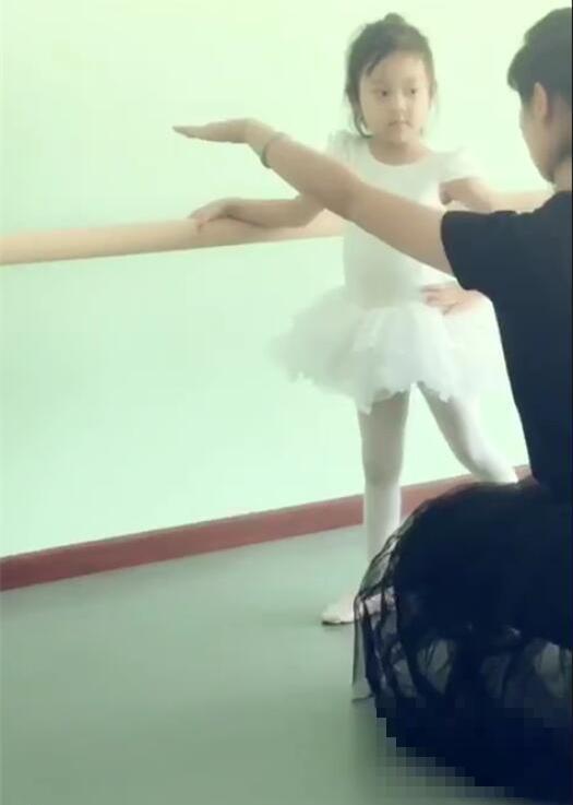 贾乃亮陪女儿甜馨学芭蕾 爸爸在场甜馨玩更嗨