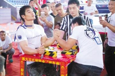 岳洋大力士 大力士提起500斤杠铃破市纪录 扬州50岁腕力王曾击败全国季军