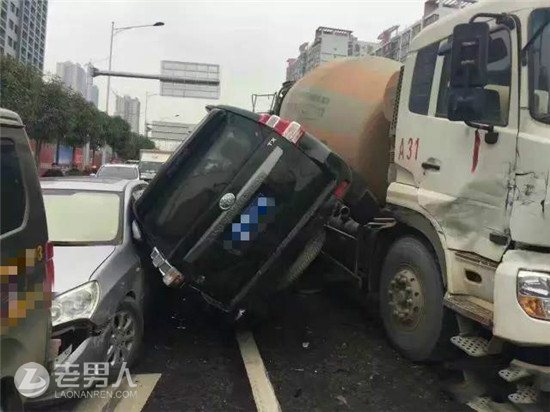 广西南宁特大交通事故市内21辆车连环相撞！