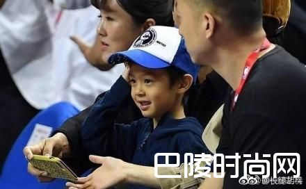 邓超儿子等等正面照曝光 孙俪邓超带其去看NBA