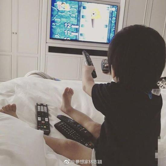 林志颖儿子Jenson睡觉抱着一堆遥控器从小科技迷
