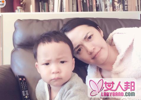姚晨和凌潇肃儿子照片:母子俩自拍表情神同步