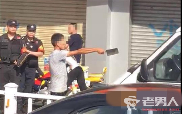广东男子持刀拦运钞车 警方：已被制服无人受伤
