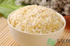 >米饭变红还能吃吗?米饭变馊是什么变化?