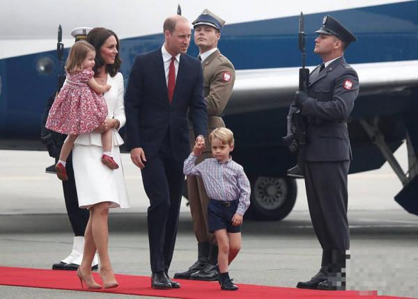 威廉王子全家出访波兰 小王子小公主表情萌翻天！