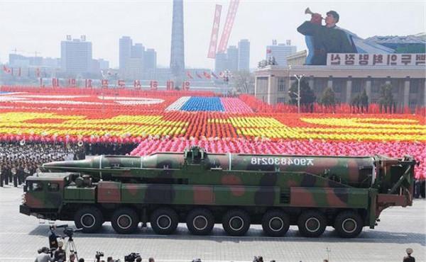 >崔龙海与朝鲜女兵 朝鲜举行阅兵活动 崔龙海发表贺词称朝鲜为“东方核强国”