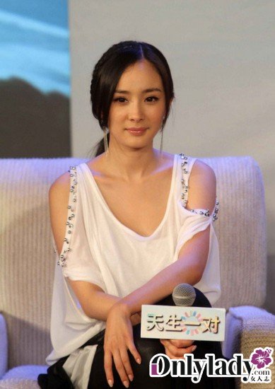 杨幂美艳亮相惨遭冷落 Ella逗“失控妹”勾仔仔