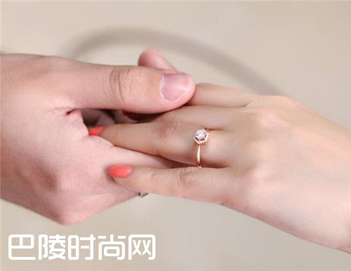 >女的结婚戒指戴哪个手指 女的结婚戒指戴哪只手