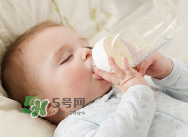 夏季宝宝脱水有什么症状 夏季宝宝脱水的表现