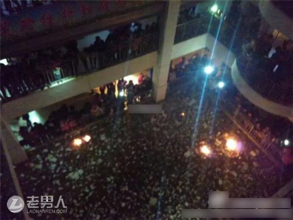 高中禁办元旦晚会 千名学生聚教学楼烧书抗议