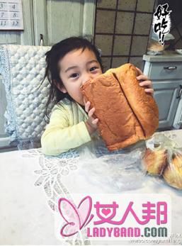 【有意思】甜馨霸气啃面包 超级面包比头还大