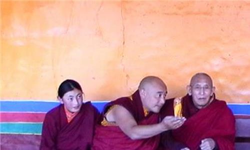 >西藏女活佛的照片 西藏唯一女活佛的传奇故事(图)