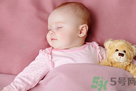 >宝宝睡觉出汗正常吗？如何预防宝宝睡觉出汗多？