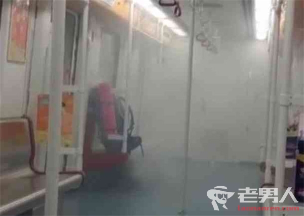 广州地铁车厢突然冒烟 无知乘客危急时刻拿回背包