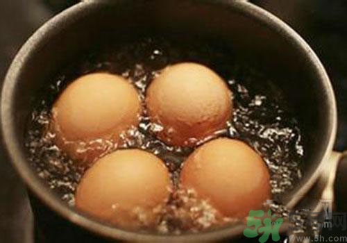 煮熟的鸡蛋隔夜可以吃吗？吃了隔夜的熟鸡蛋有什么危害？