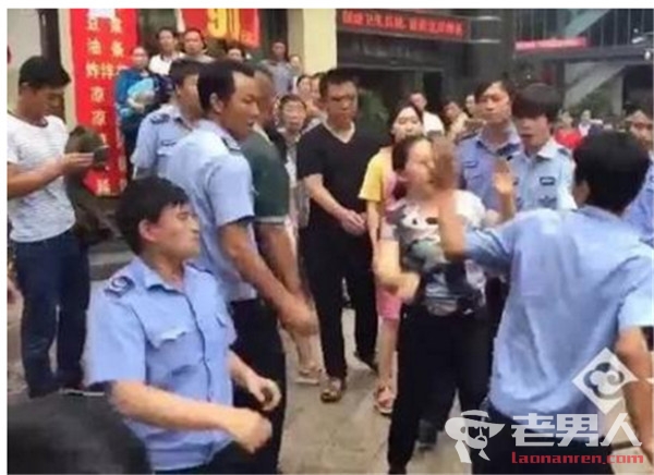 >云南城管与商贩互殴 女商贩被警方行拘7日