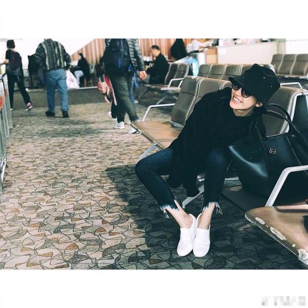 杨子姗发博“要去见喜欢的人” 慵懒地坐在机场的椅子上超甜