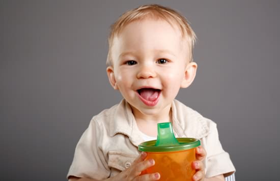 怎么让宝宝顺利从奶瓶过渡到杯子