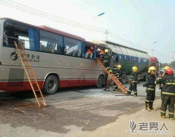 >天津一公交车追尾水泥罐车 已致4死26伤(图)