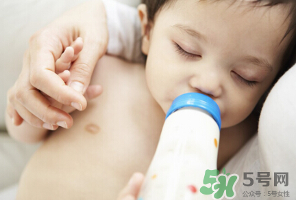 新生儿一月吃几罐奶粉？新生儿一月吃几桶奶粉呢？