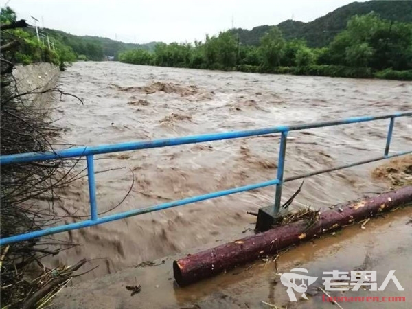 北京发布紧急洪水预警 多条山区公路发生塌方