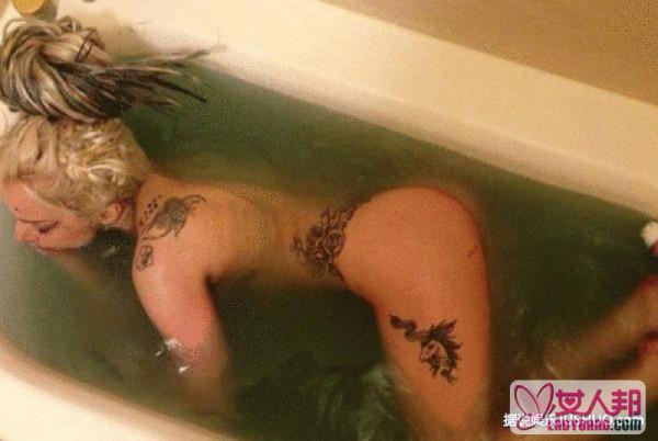 LadyGaga晒大尺度浴缸全裸照 全身布满纹身
