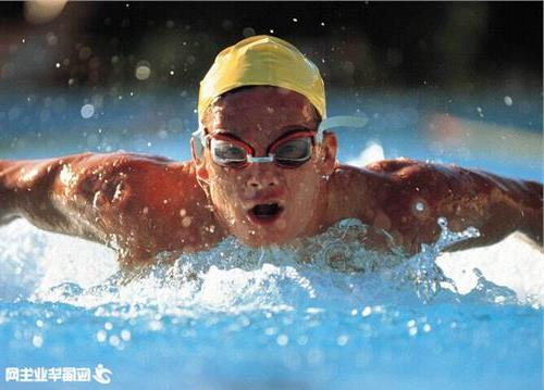 >邬晔纬在水中肌肉 游泳可以让男人在水中锻炼肌肉