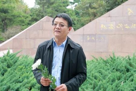 李大钊北大 北大师生向北京大学革命烈士纪念碑和李大钊纪念碑敬献花篮
