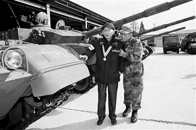 钱建民摸坦克 94岁抗战老兵最想摸一下国产坦克 中国坦克技术现在发展如何?