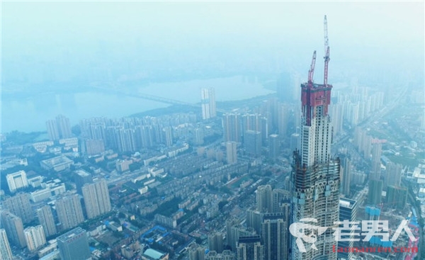 神器刷新中国速度 “空中造楼机”4天盖起一层楼