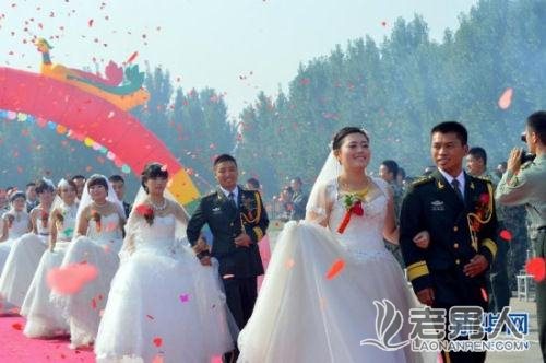 济南军区某炮兵团在国庆节前夕举行集体婚礼