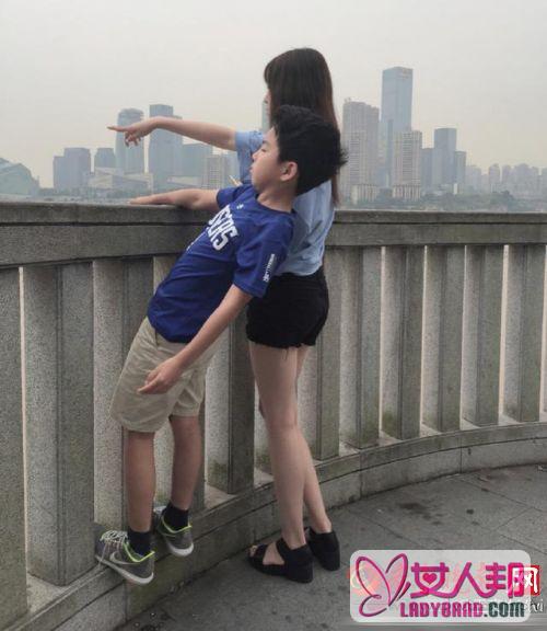 >王中磊女儿王文站在桥上看风景！网友为何称在看她的腿？