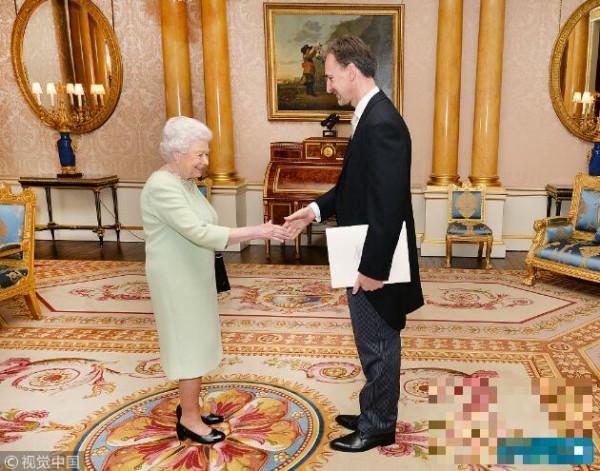>英国女王伊丽莎白二世接见外宾 嫩绿裙装清新显年轻