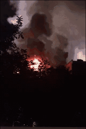 人民大学宿舍着火无人员伤亡 目击者：大火几乎将楼顶烧没了