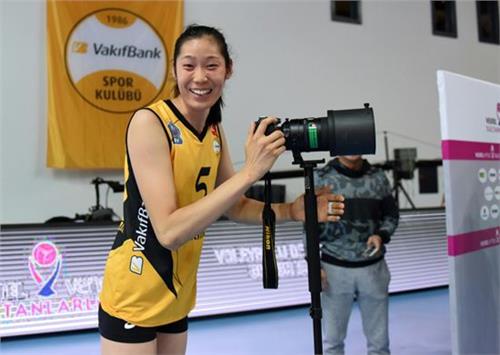 中国女排朱婷最新消息 朱婷土耳其联赛休战化身场边摄影师