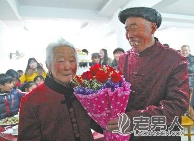 老人也可以浪漫：7旬老汉情人节送老伴11朵玫瑰花