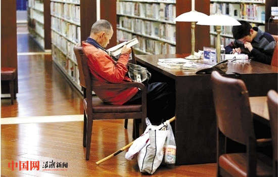 杭州拾荒老人韦思浩 杭州为网红"图书馆拾荒老人"立像 生前捐资助学20年