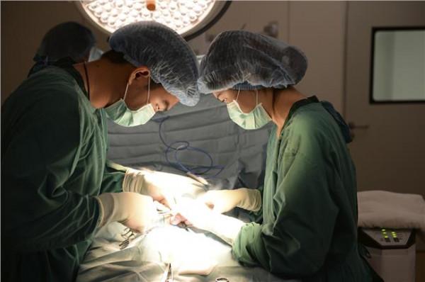 >肝移植手术直播沈中阳 VR直播3D儿童肝移植手术的三个瞬间