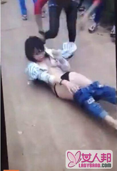 15岁少女遭人围殴扒衣拍视频 网友：色情暴力应该严惩