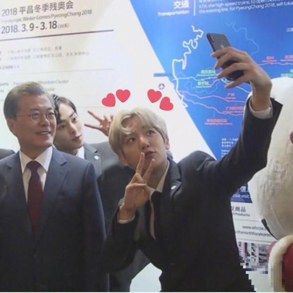 张艺兴和EXO成员出席中韩经贸交流会 还与文在寅总统自拍