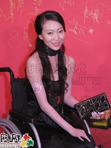 >刘岩为什么坐轮椅 郎昆妻子刘岩为什么摔成残疾