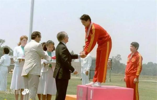 >许海峰第一枚金牌 新中国历史上第一枚奥运金牌:1984年许海峰突破
