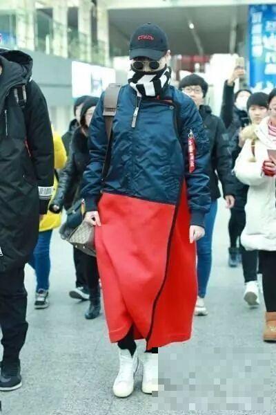 >李宇春身穿红蓝宽松大衣现身机场，像极了等车回家的军绿农民工！
