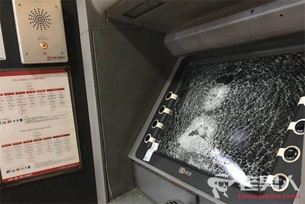 长沙男子砸18台ATM机 警方：人已抓 没丢钱