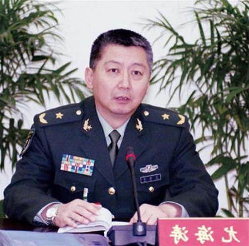 李良辉司令员简历 济南军区副司令员李良辉中将在河南陆军预备役高炮师调研